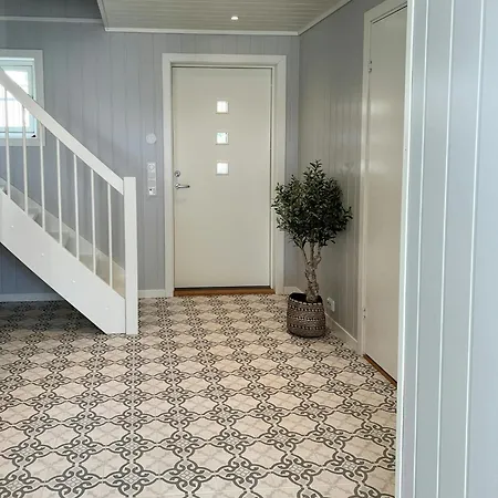 Modern With Sea View In Oysang Feriehus *