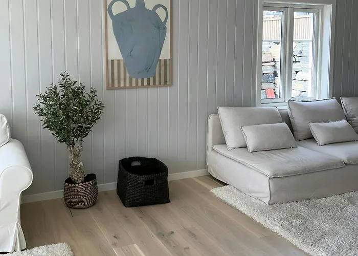 Modern With Sea View In Oysang Feriehus Sondeled