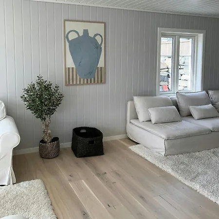 Modern With Sea View In Oysang Feriehus Sondeled